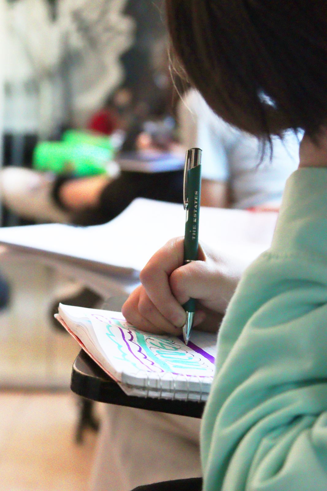 Estudiante de DEART dibujando en su cuaderno